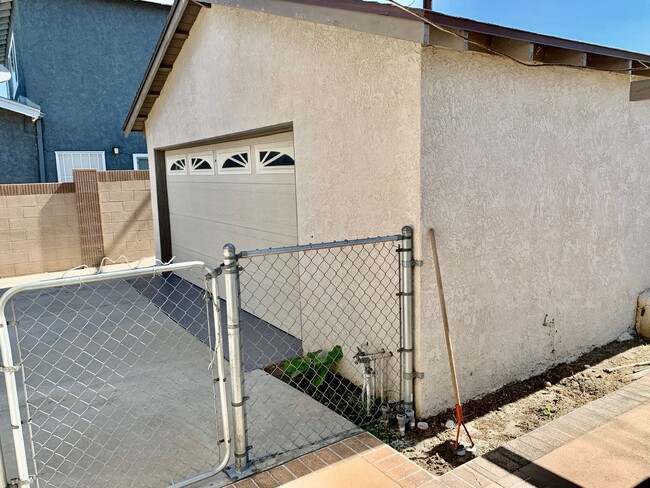 Building Photo - Charming Single Story Home