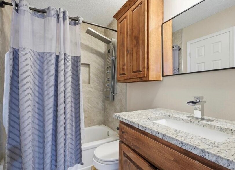 Building Photo - 302 SE Flagstone Dr