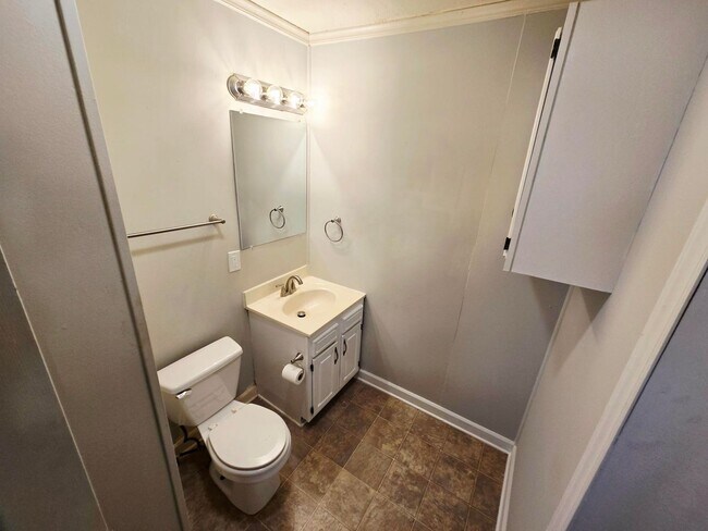 Building Photo - Great 2 bedrooms Home