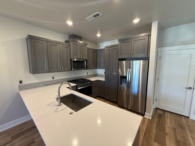 Building Photo - Petrosa!  3 Bdrm, 2.5 Bath 1450 sq ft Town...
