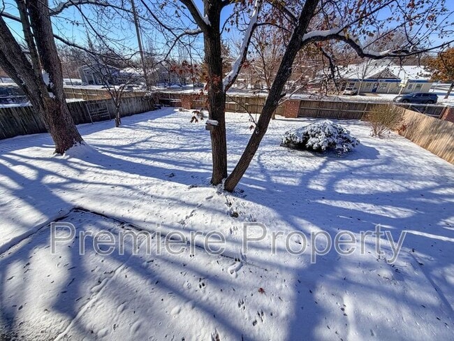 Building Photo - 705 NW Buckingham Pl