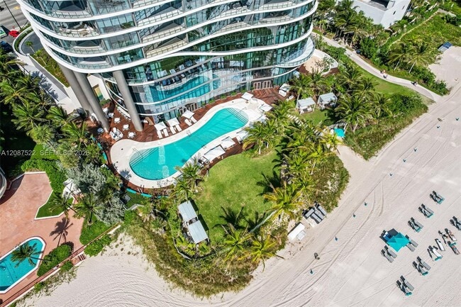Building Photo - 15701 Collins Ave
