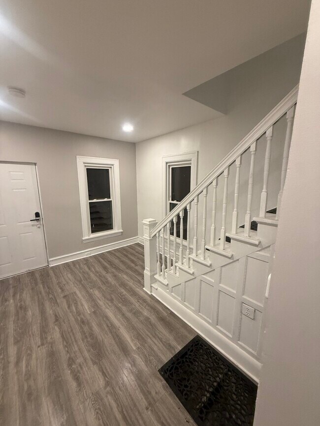 Building Photo - 746 N Schuyler Ave