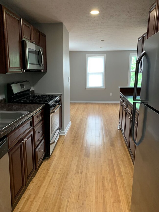 Building Photo - 3 Bedroom House in Southside Slopes with Off Street Parking Spot