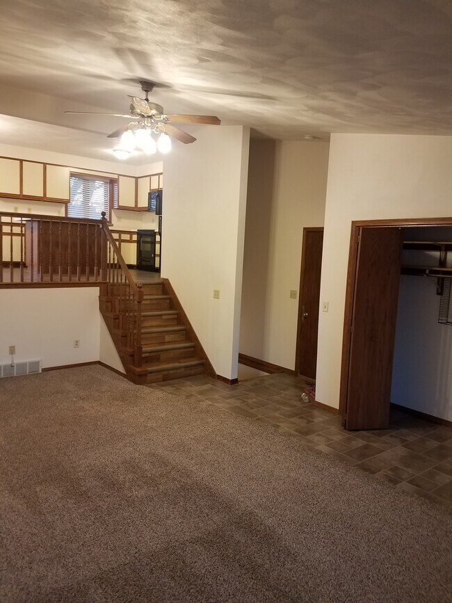Building Photo - 2220-2 Skylark Dr