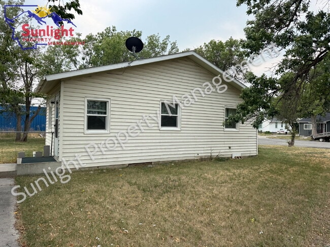 Building Photo - One level 2 Bed 1 Bath Single Family with Many Updates