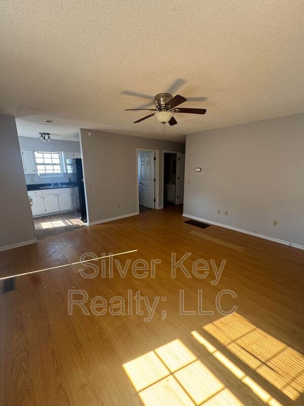 Building Photo - 702 Eastanallee Ave