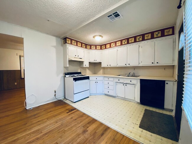 Building Photo - Charming 3-Bedroom Home for Rent in Centra...