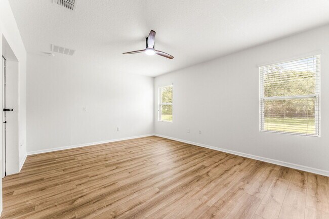 Building Photo - Charming 3 Bed, 2 Bath with Scenic Views i...