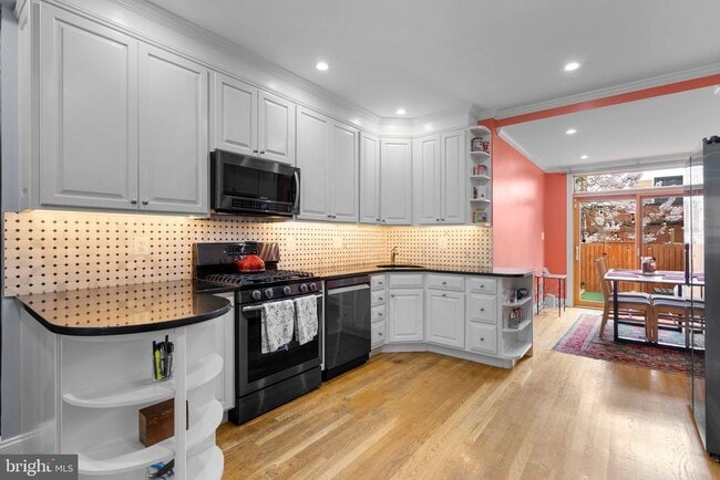 Building Photo - 1417 1st St NW