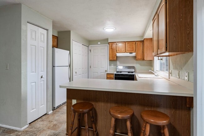 Building Photo - Large 2 bedroom 2 bathroom duplex with garage! $500 OFF YOUR FIRST MONTH’S RENT!