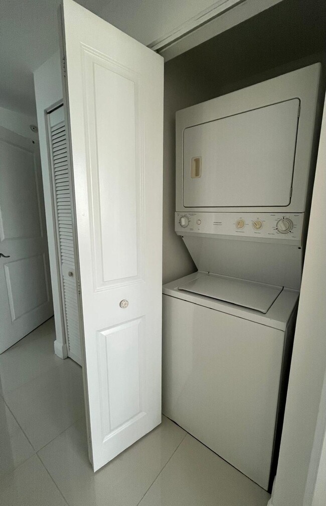 Building Photo - 7910 Harbor Island Dr