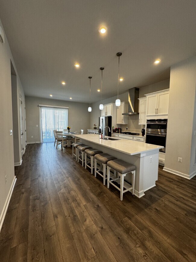 Building Photo - Luxurious 4-Bedroom Townhouse with 3.5 Bat...