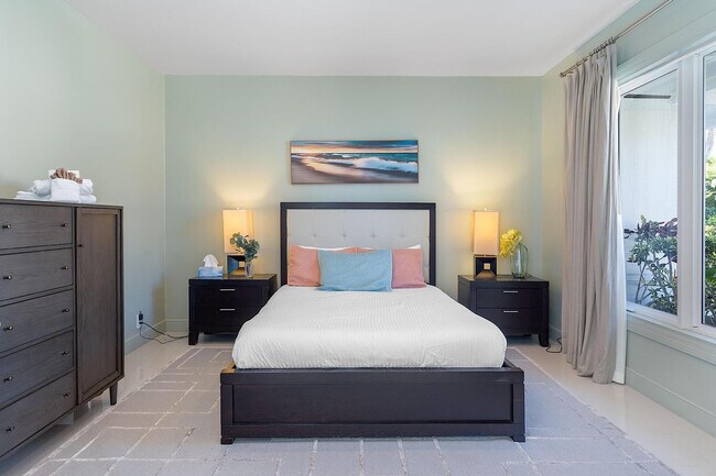 Building Photo - 3050 NE 43rd St