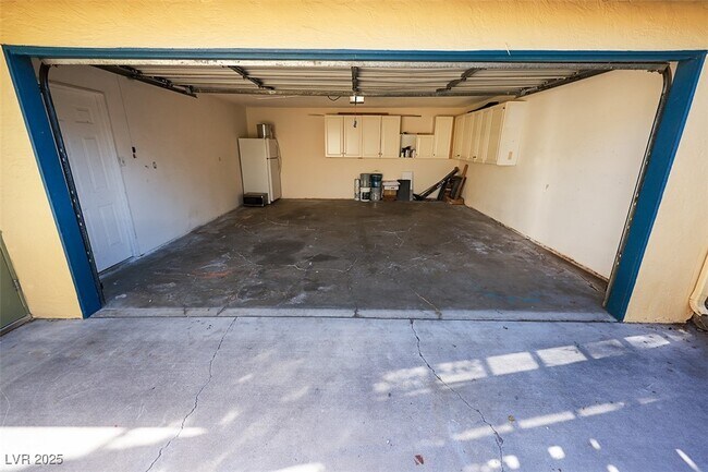 Building Photo - 706 Bracken Ave
