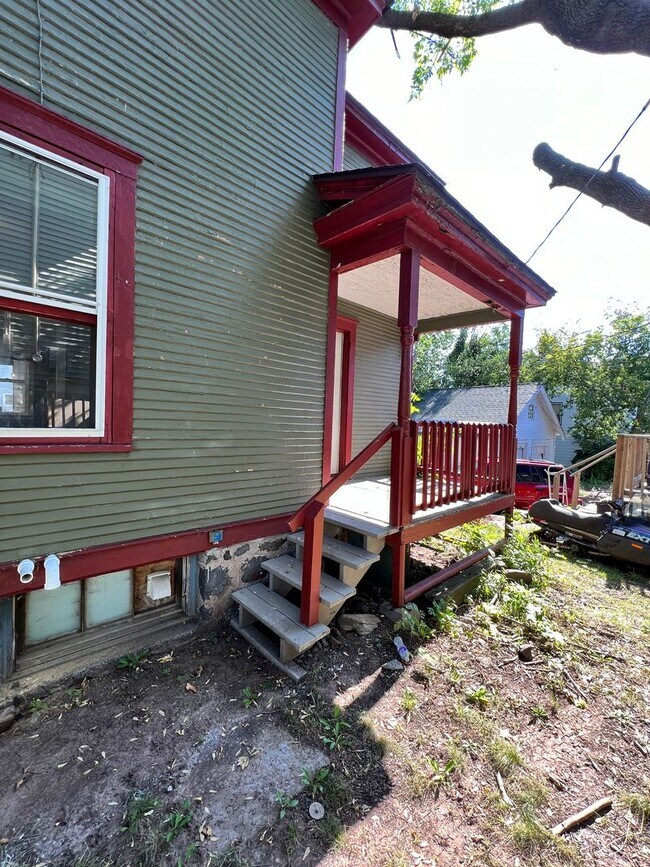 Building Photo - 708 E 6th St