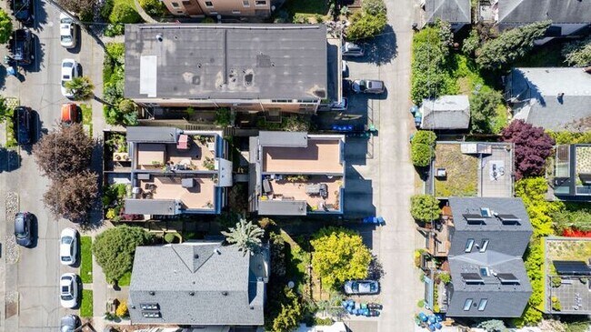 Building Photo - Gorgeous VIEW Townhome w/ 2 Master Suites in Coveted Eastlake