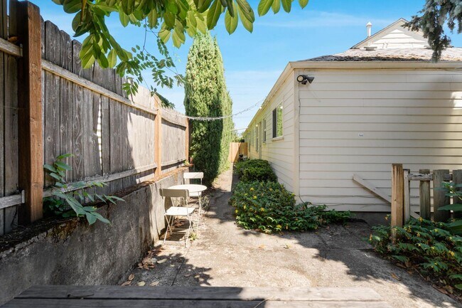 Building Photo - $300 off first month! Beautifully remodele...