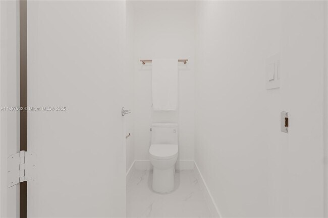 Building Photo - 700 NE 24th St