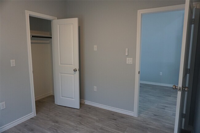 Building Photo - 11753 White Cedar St