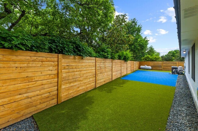 Building Photo - 9309 Bluegrass Dr