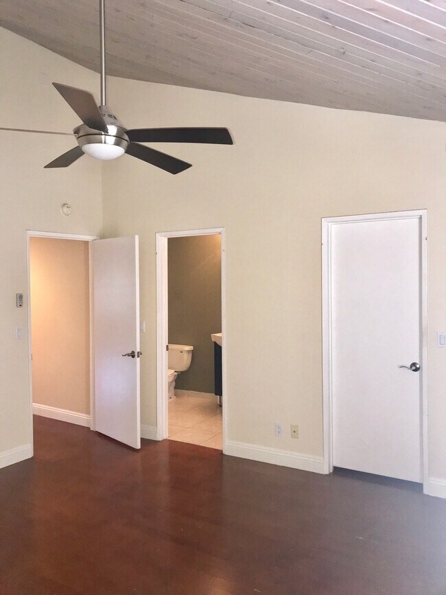 Building Photo - Beautiful and spacious multilevel townhouse in model home condition