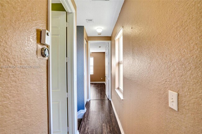 Building Photo - 2057 SE Avon Park Dr