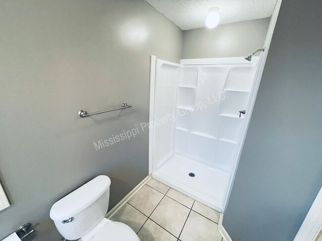 Building Photo - For Rent - 3BR/2BA + Garage