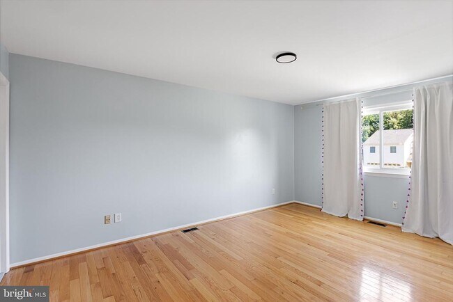 Building Photo - 18 Lakeview Dr