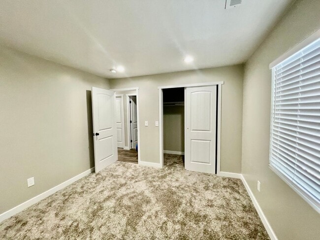 Building Photo - Beautiful Executive Daybreak Home Available!