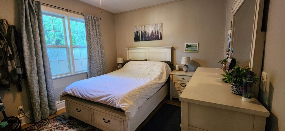 Master Bedroom - 314 N Van Buren St