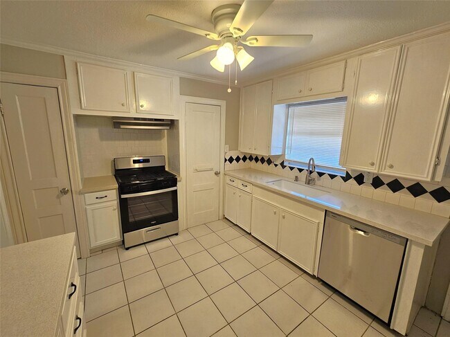 Building Photo - 6647 Sylvan Rd