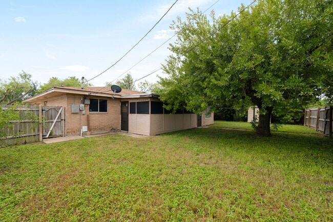 Building Photo - Spacious 3 bedroom, 2 bathroom home in the...