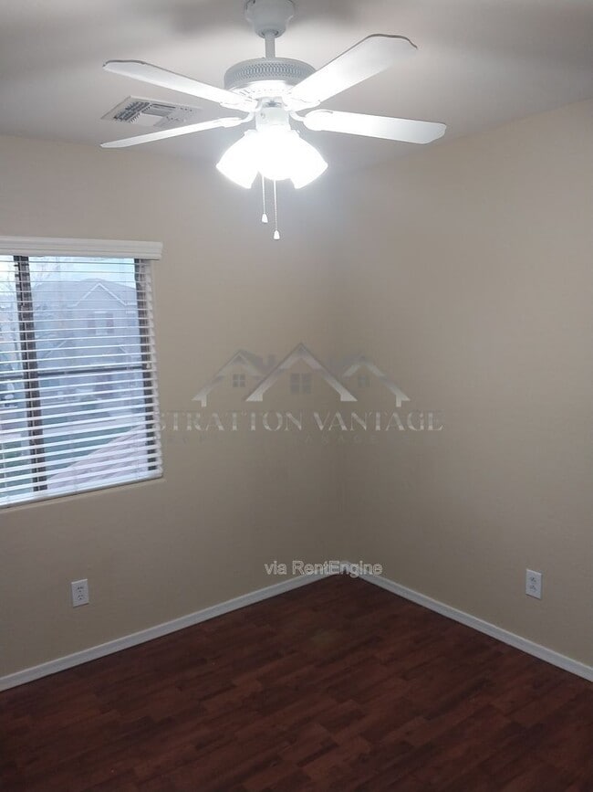 Building Photo - 4685 E Laurel Ave