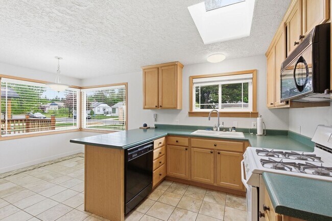 Building Photo - Modern & Cozy Spokane Retreat | Prime Location Near South Hill