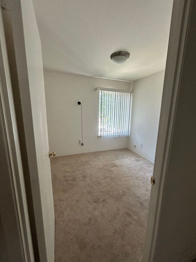 Building Photo - 8915 Salmon Falls Dr