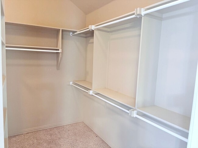 Building Photo - Large four bedroom home in Edmond