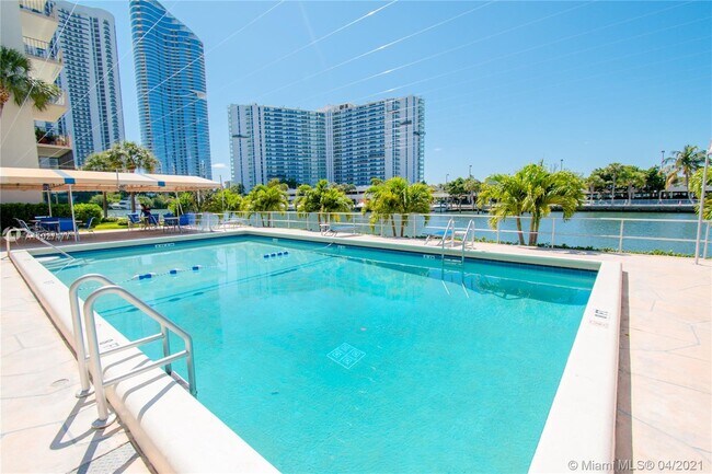 Building Photo - 220 Kings Point Dr