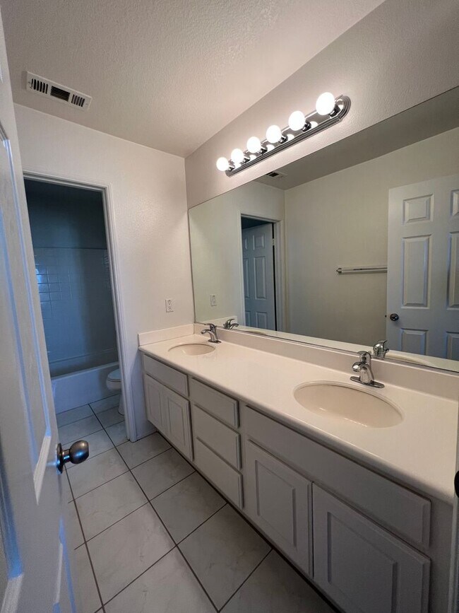 Building Photo - Beautiful home in central location of Victorville