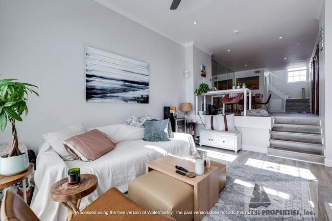 Building Photo - Gorgeous Remodeled Condo in Newport Beach!