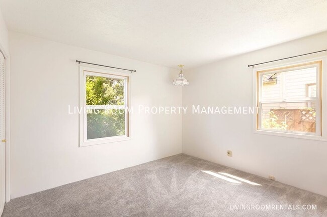 Building Photo - 3740 SE Tibbetts St