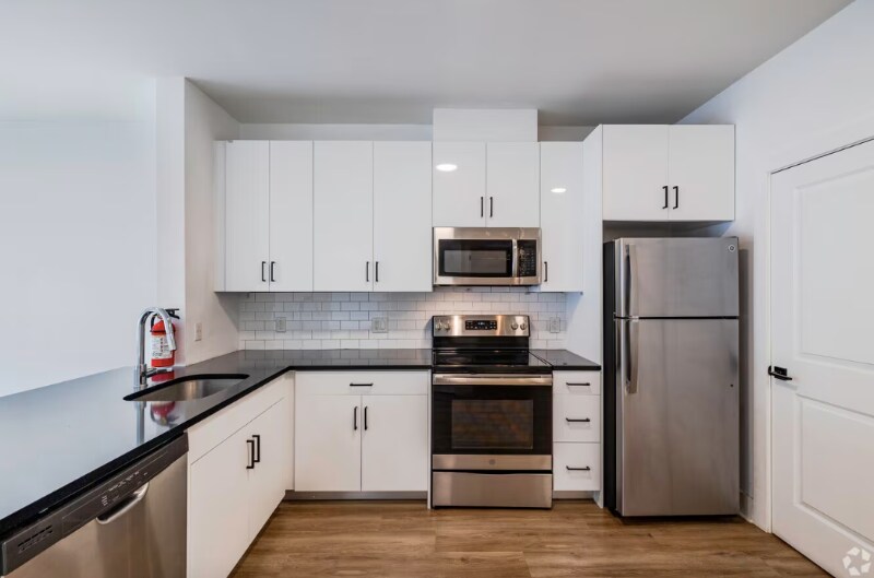 Building Photo - 21 Lakeside Ave