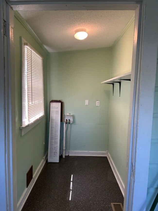 Building Photo - 1 bedroom - Bath