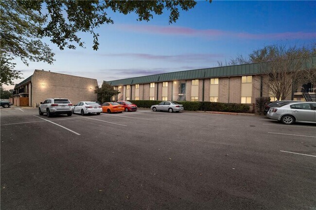 Building Photo - 2600 Penny Ln