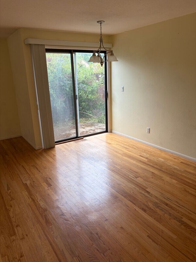 Building Photo - 2 Bedroom Duplex in Newberg