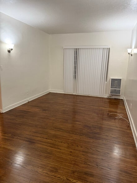 Building Photo - 636 N Plymouth Blvd