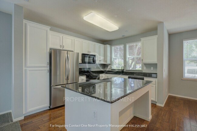 Building Photo - Stunning 3 bedroom 3 bathroom Lincoln Cros...