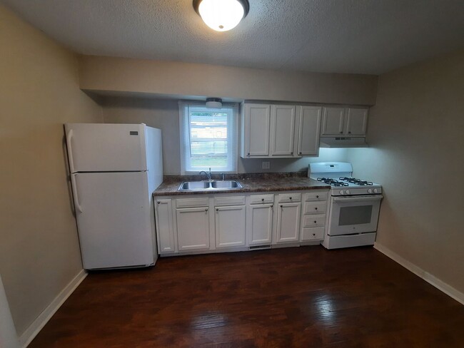 Building Photo - 2 Bedroom, 1 Bathroom rental home with gar...