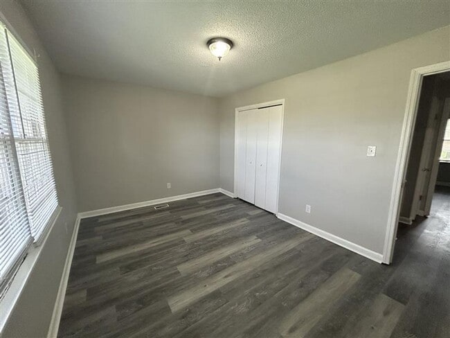 Building Photo - Charming and Affordable Downstairs Duplex ...