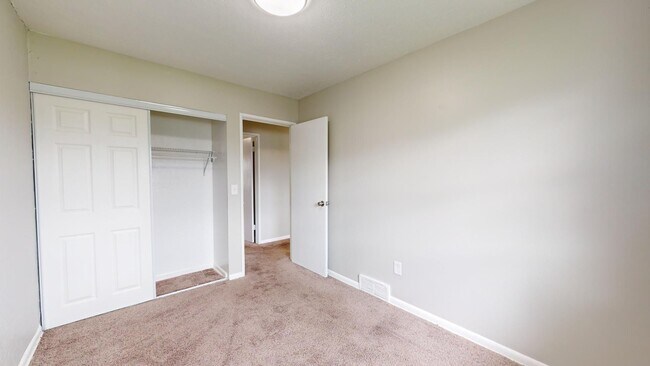 Building Photo - 3 Bedroom/1 bathroom renovated townhouse.